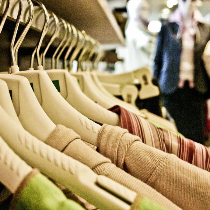 Kleidung auf Bügeln