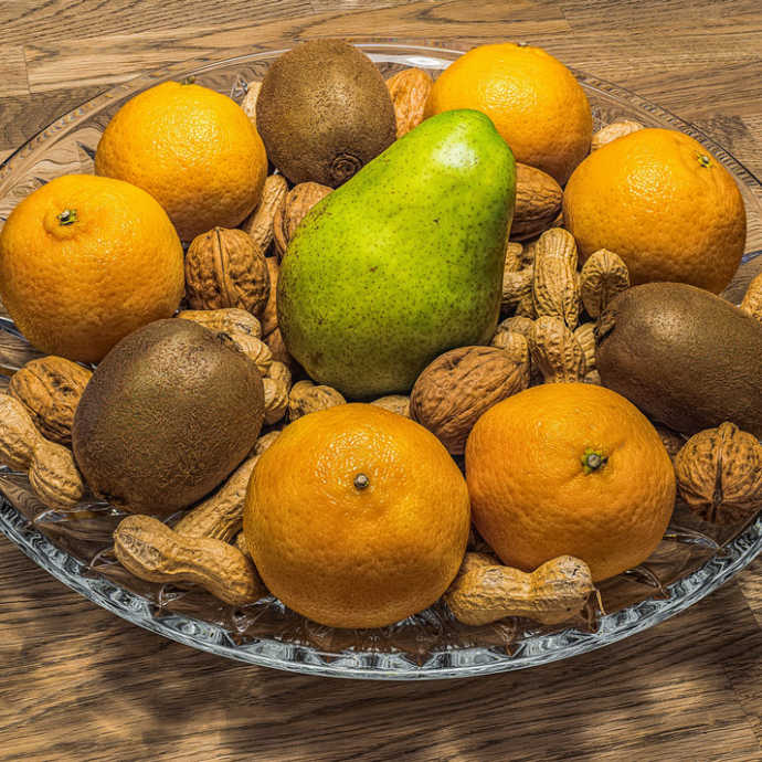 Obst und Nüsse in einer Obstschale auf dem Tisch